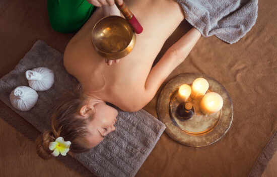 Massage aux pochons-Sekoya spa et Coiffure-détente-relaxation-institut de beauté-massage-soin-spa-coiffure-lezoux